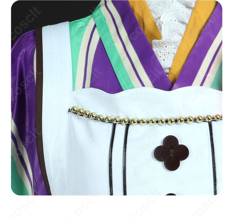 胸元の花模様装飾のクローズアップ。繊細な柄と立体感のある仕立て。