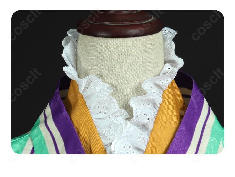 襟元の装飾ディテール。喫茶モチーフに合う配色と形状が確認できる。