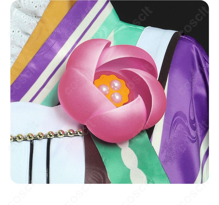 胸飾りの花モチーフ詳細。精緻な造形で華やかさをプラスするアクセント。