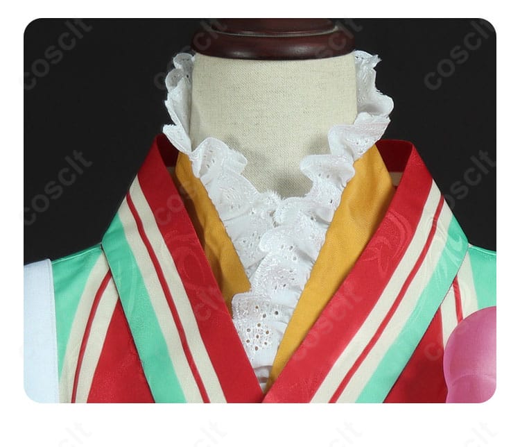 襟元の装飾ディテール。繊細な刺繍風装飾と美しいネックラインを強調。