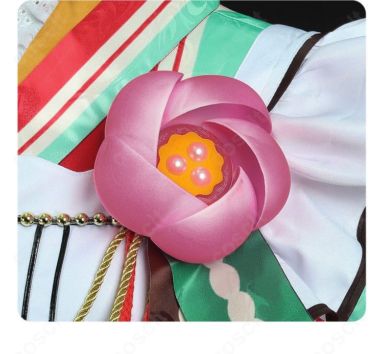 胸飾りの花装飾の接写。華やかな花モチーフが胸元に映える。