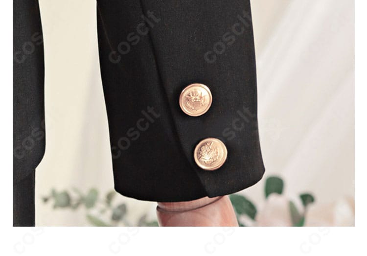 袖口のボタンと飾りステッチのクローズアップ。丁寧な仕立てが映える部分カット。