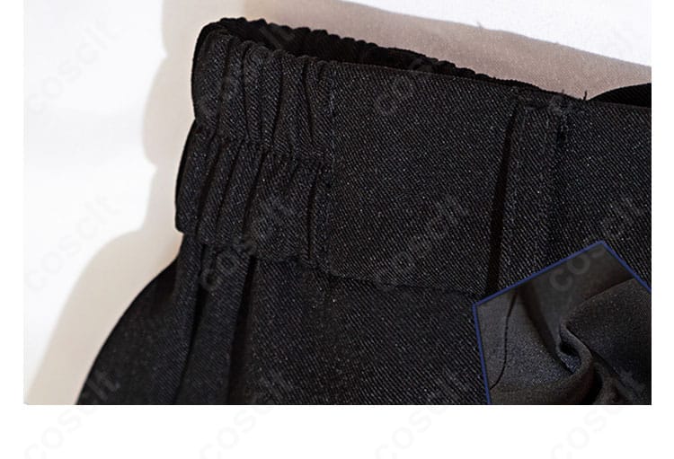 パンツのセンタープレスとウエストバンドのアップ。脚長効果と安定感のある履き心地。