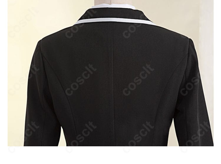 背面ヨークとセンターベントの縫製を捉えた後ろ姿。後ろから見てもラインが崩れない設計。