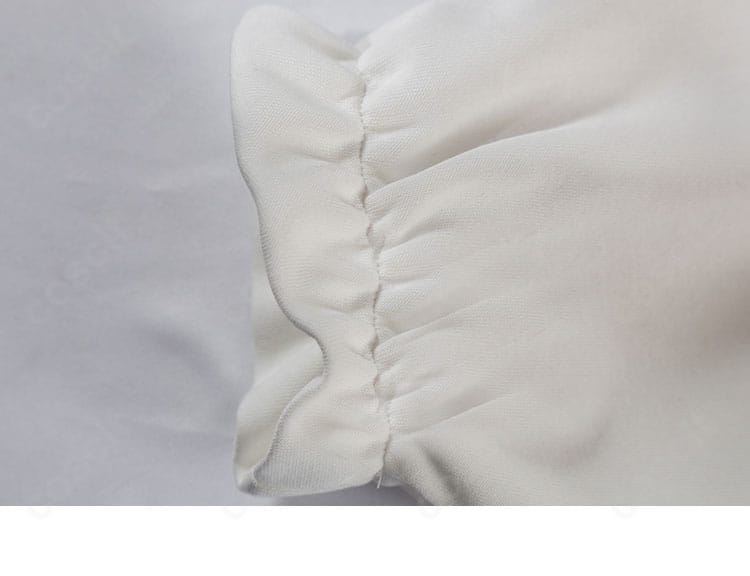 袖口のボタン・カフス部の接写。留め具と縫製の質感が分かる画像