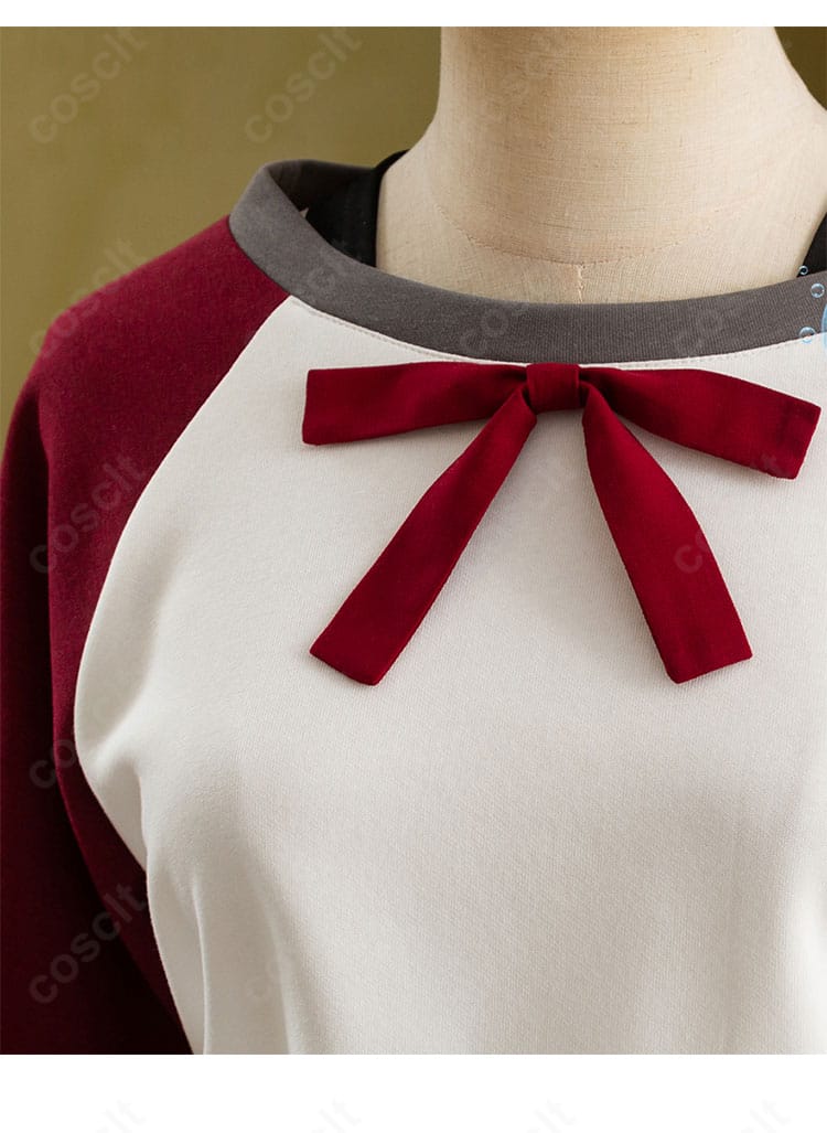 トップス襟元の装飾ディテール。ステッチワークとカラーパイピングの質感が分かる接写