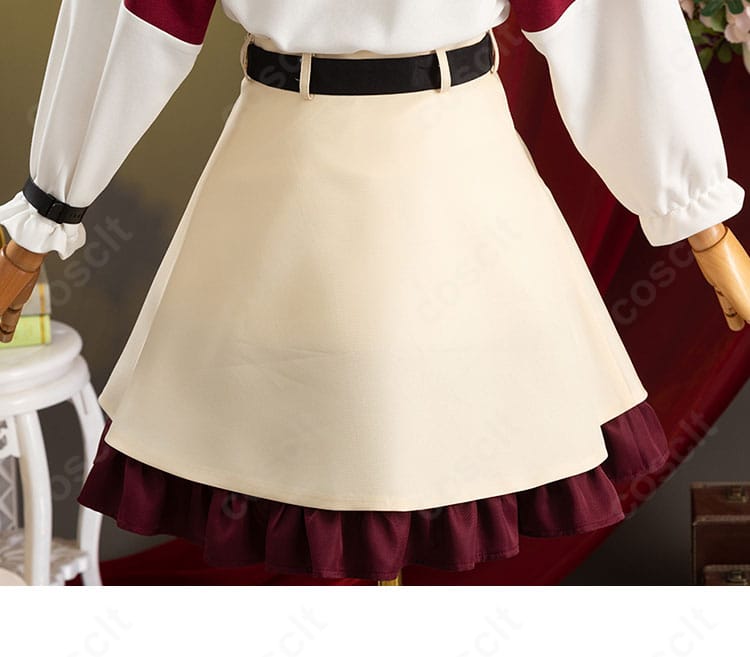 スカート背面ディテール。後ろプリーツの開きとラインの整いを示す接写