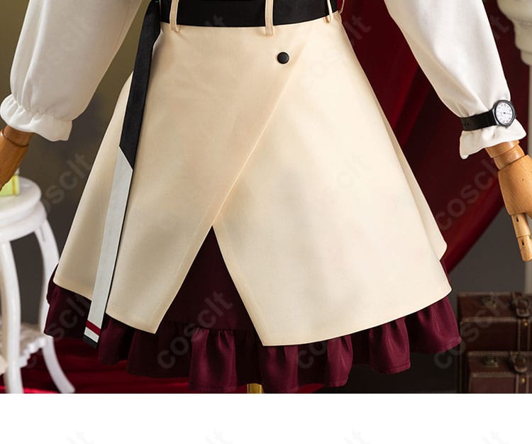 スカート前面の装飾ディテール。プリーツの表情と飾りステッチのアップ