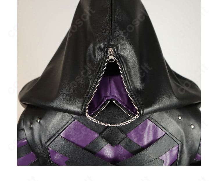 帽子の飾り物と金属調パーツの配置が分かるクローズアップ