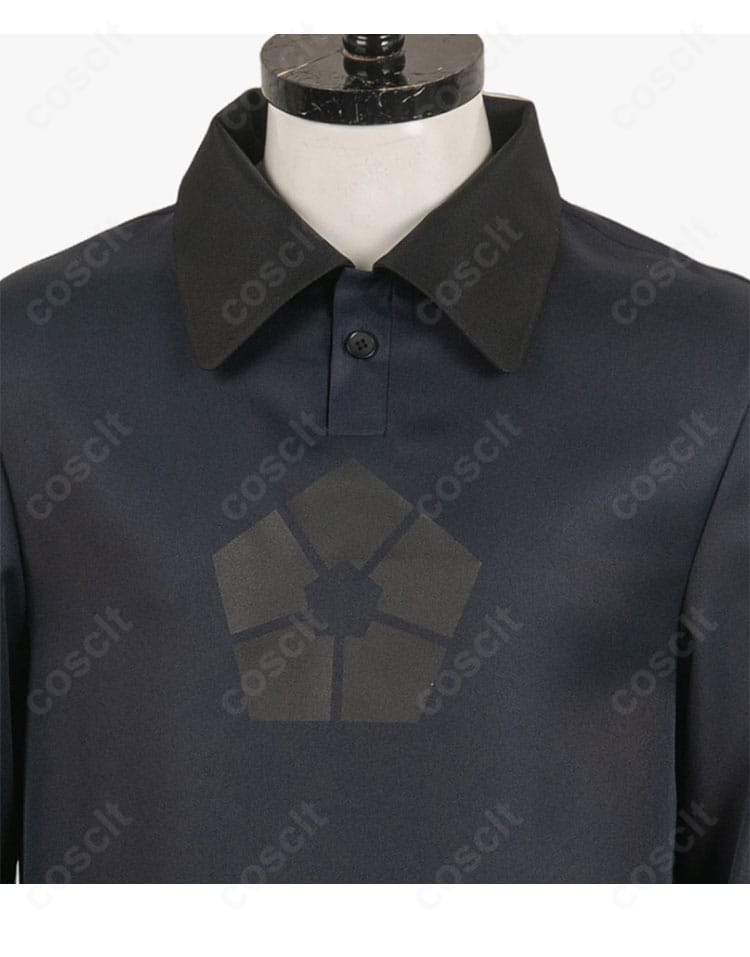 凪 誠士郎 キョンシー衣装の胸元装飾ディテール。花模様と徽章風モチーフの近接