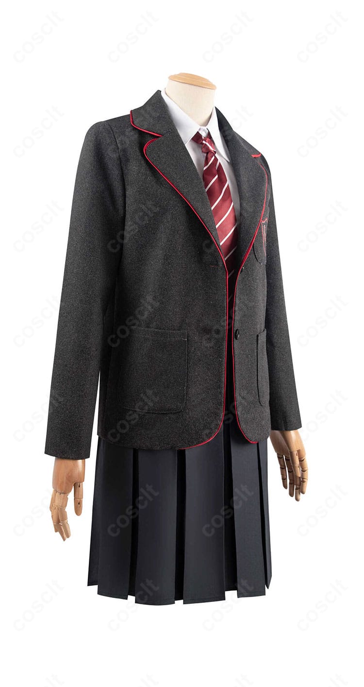 右側面から見たマチルダ学園制服。コートのラインとスカートのシルエット、袖周りのフィット感が分かる角度。