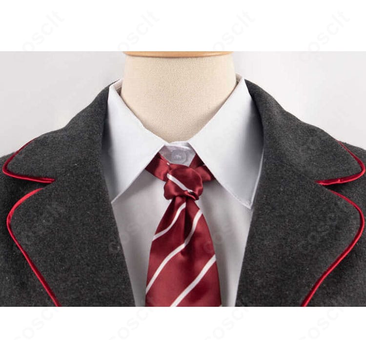 襟元ディテールのクローズアップ。シャツの襟形状とネクタイ、襟周りの刺繍意匠が分かる接写。