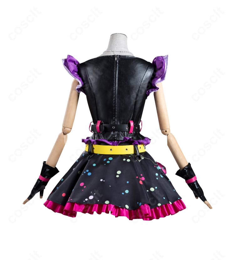 星宮いちご スイートデビル衣装の背面。スカートの広がりと背面装飾の配置