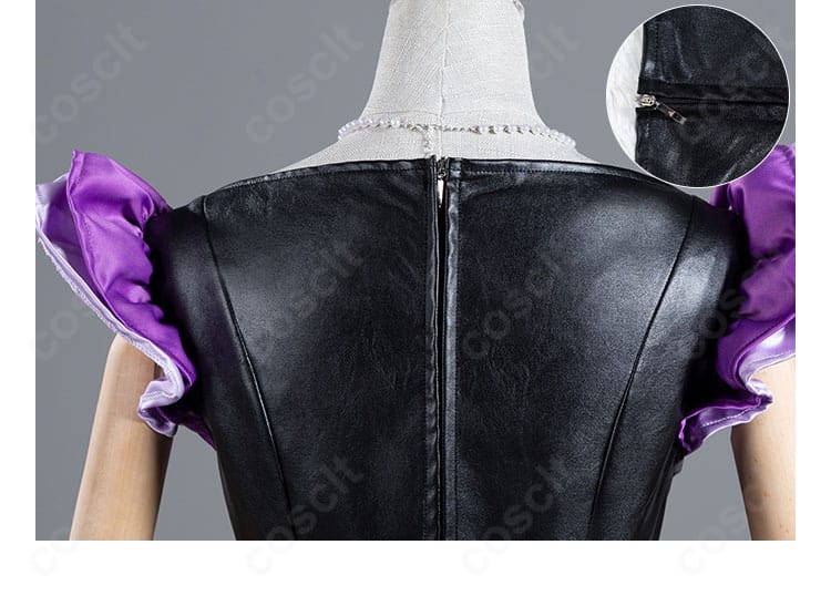 チェーン装飾のディテール。動きに合わせて映える金具の配置