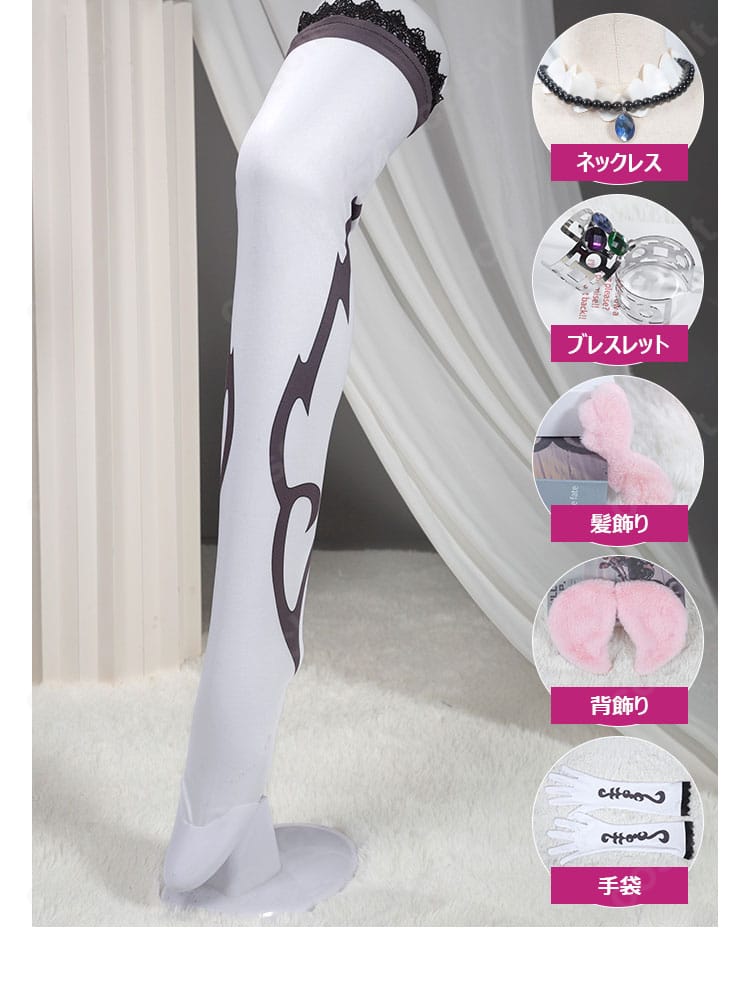 首飾りとフロント装飾のクローズアップ。華やかなアクセサリーがアクセントになった写真