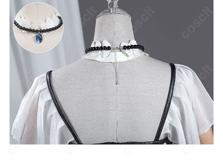 背面装飾とネックレスの細部。アクセサリーの質感とカラーリングが伝わる画像