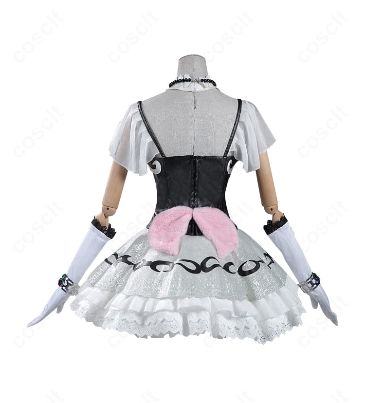 コスプレ衣装の背面。背飾りや後ろ開きファスナーの収まり、背中のラインを確認できる画像