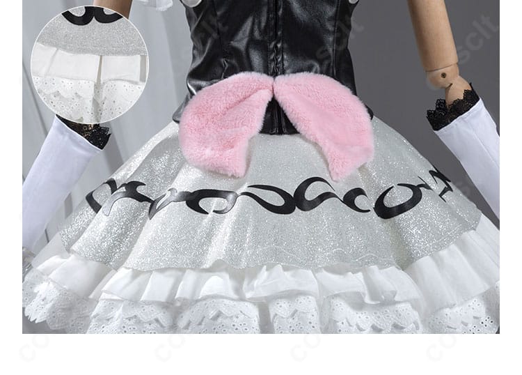 背部装飾の詳細。背飾りの形状と留め具の構造がわかるアップ