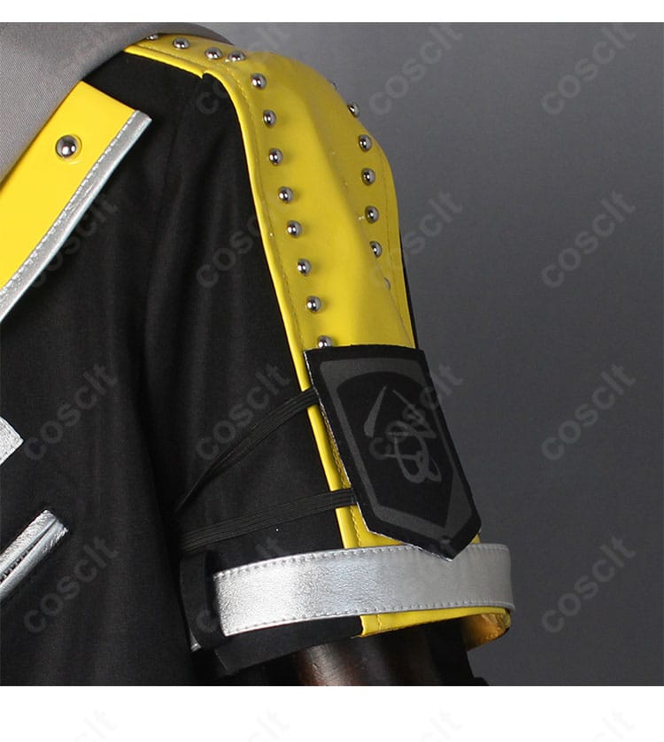 レオナルド・ライト・Jr 衣装の肩袖装飾ディテール。固定方法と縁取りの造形が見える近接ショット