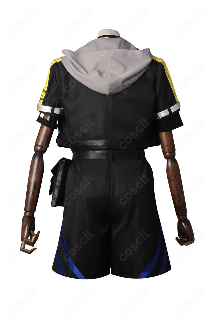 レオナルド・ライト・Jr コスプレ衣装の背面。コートのシルエットとベルトの通し方が分かる