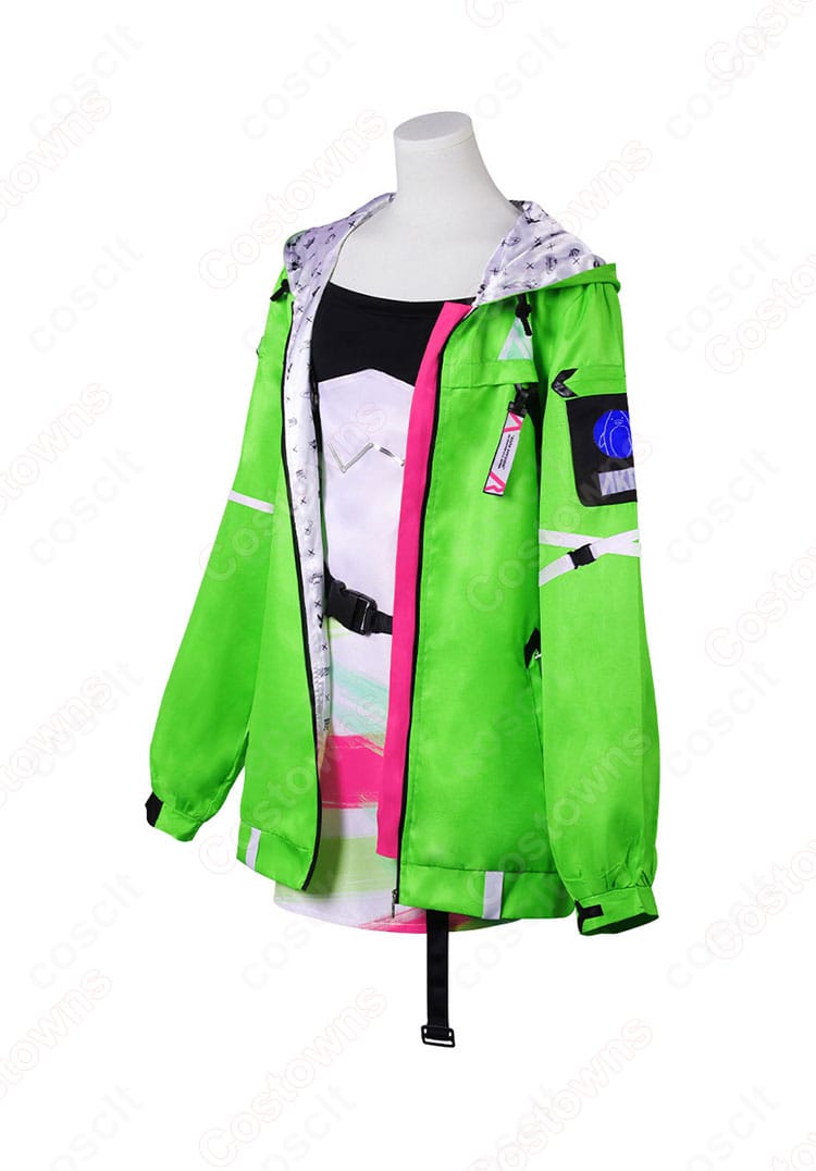 アキ・ローゼンタール コスプレ衣装のサイドビュー。サロペットのラインとベルト位置が分かるゲーミング私服。