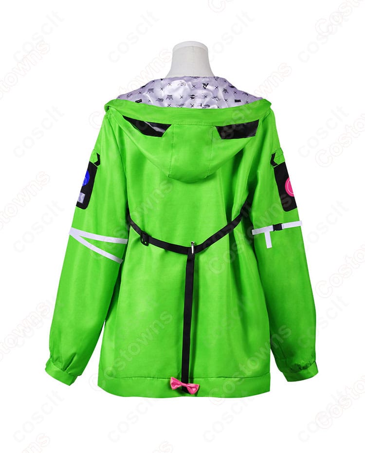 アキ・ローゼンタール コスプレ衣装の背面。コートの裾さばきと背面ファスナー構成を確認できるホロライブ衣装。