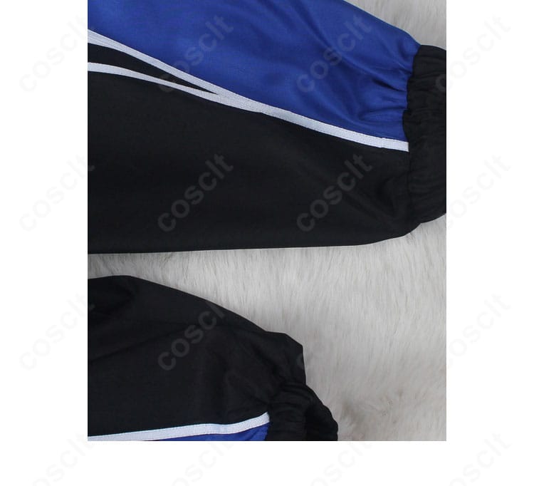 パンツの質感・ステッチディテール。ハリ感のある素材でシルエット維持。