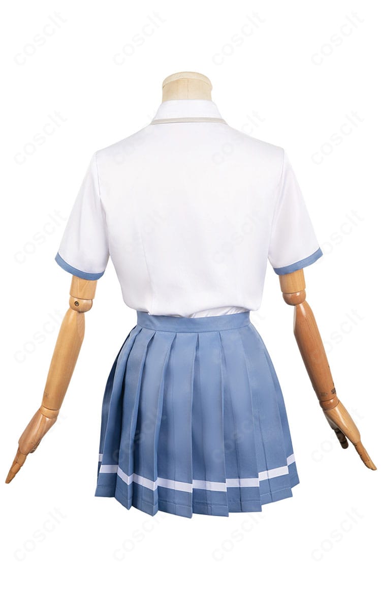 背面デザイン。背中のラインとスカートのプリーツ配列、後ろ姿の清楚な印象がわかるディテール。