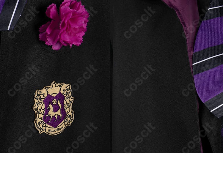 グレゴリー・バイオレット 制服の肩・袖周り装飾。花飾り風モチーフと袖口の仕立てを示すクローズアップ。