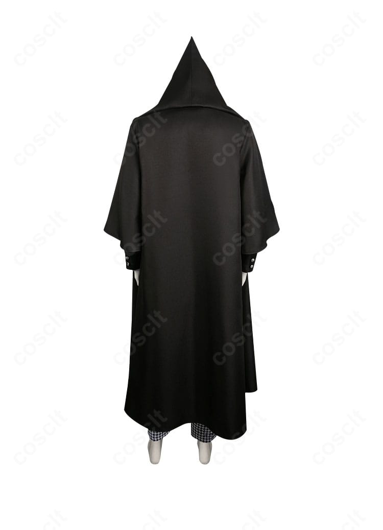 黒執事 グレゴリー・バイオレット 制服コスプレの背面。マントの丈感と背中のライン、裾の広がりを示す写真。