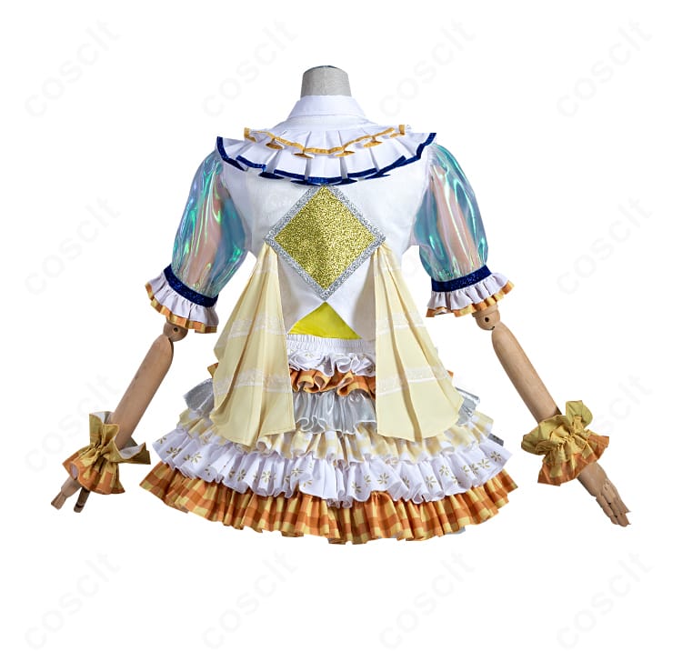 プリパラ 南みれぃ コスプレ衣装の背面。背中の切り替えと装飾配置が見える。