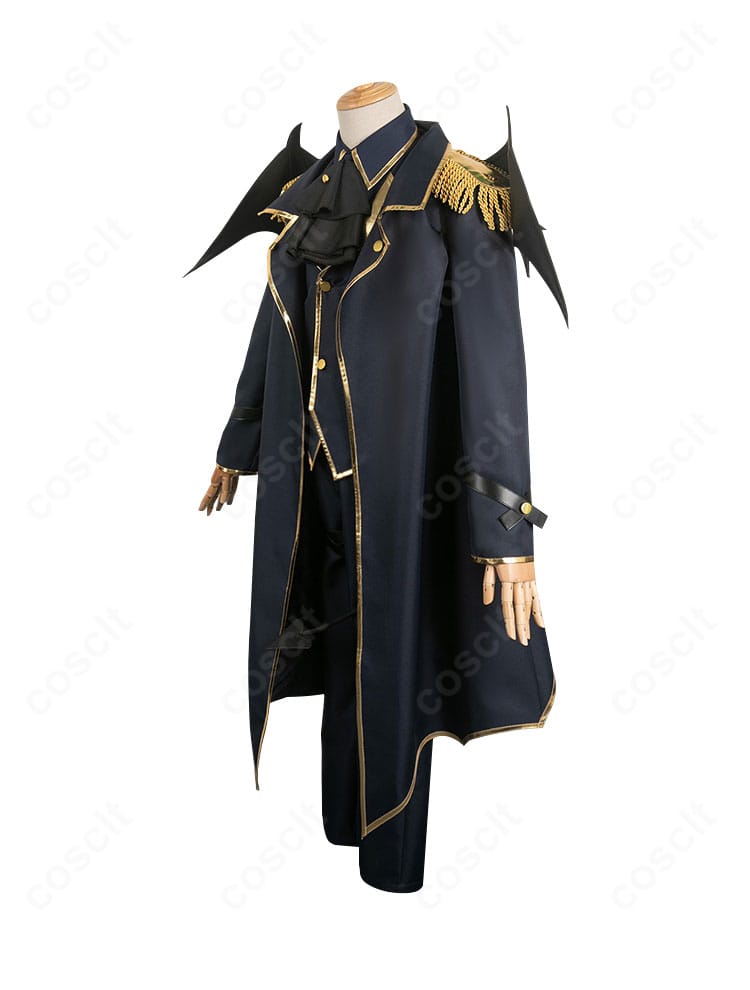 ブルーロック 凪誠士郎 悪魔コスプレ衣装の側面。ロングコートのラインと太ももベルトの位置関係、シルエットの美しさを確認