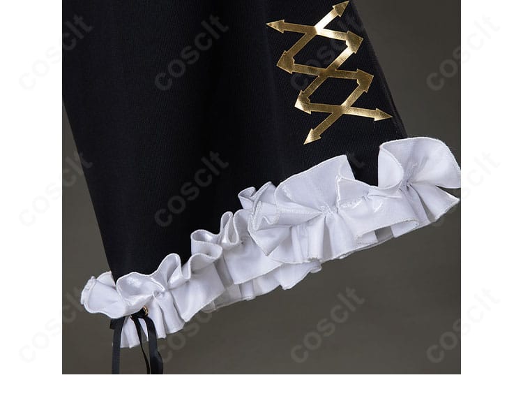 袖口装飾のアップ。精細な刺繍と縁取りで上品な仕上がり。