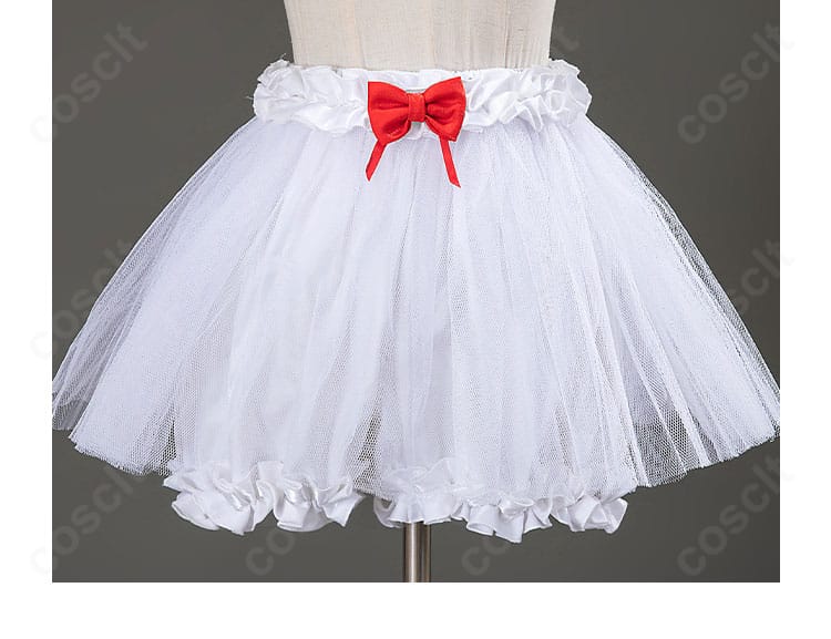 スカート装飾の接写。プリーツのハリと裾ラインの美しさを確認。