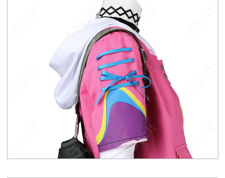 クローヴ衣装の肩袖装飾。袖口の形状と切替、装飾パーツの質感を示す写真。