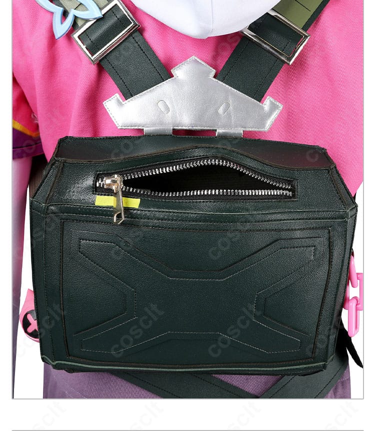 クローヴ衣装のバックパックのジッパー部。開閉のしやすさと金具の質感を示す拡大写真。