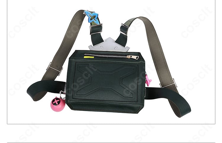 クローヴ衣装のバックパック正面。ロゴ風意匠とポケット配置、実用性のポイント。