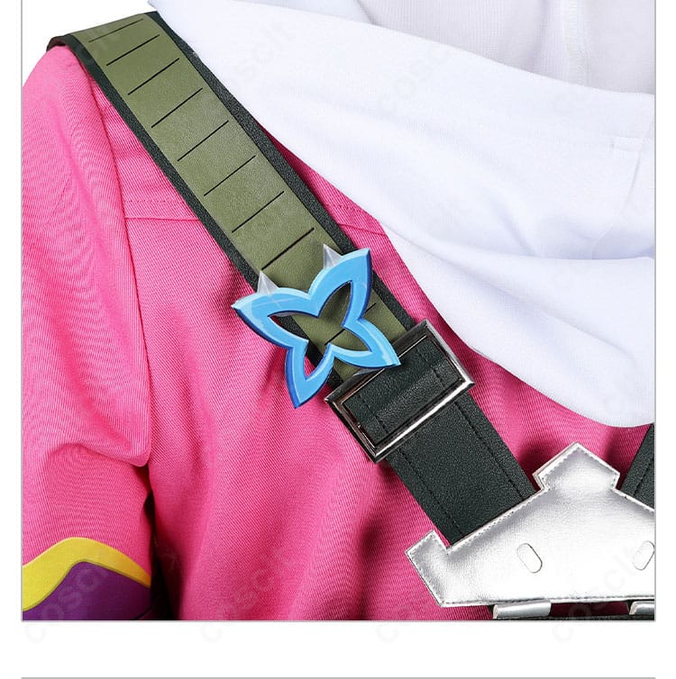 クローヴ衣装の背帯ディテール。背面ストラップの通し方と固定方法のクローズアップ。