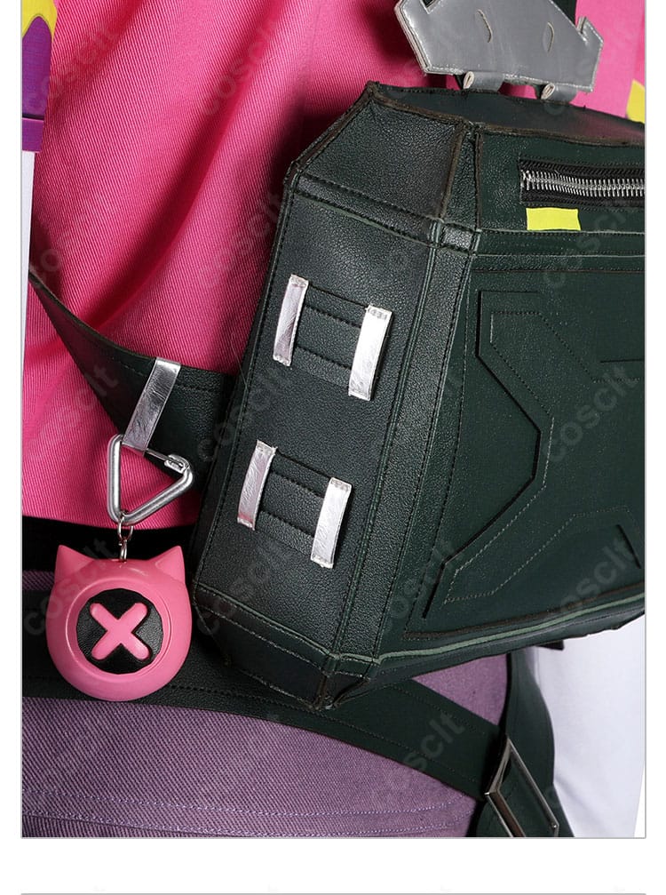 クローヴ衣装のバックパック詳細。外装の形状とパネル構成、小物感の仕上がりを確認。