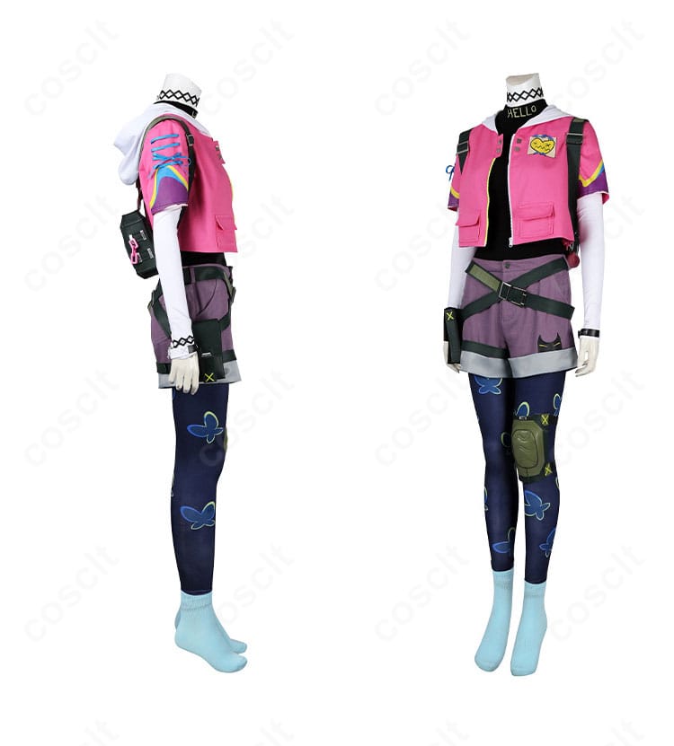 クローヴ衣装の右側面。ベルト位置とコートの落ち感、サイドラインのバランスが分かる写真。