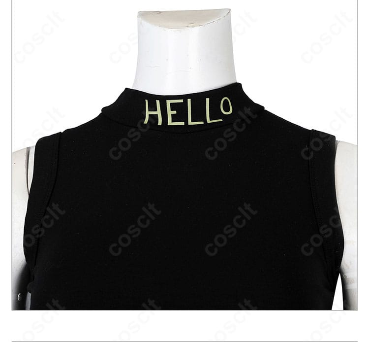 クローヴ衣装のインナー上衣。タンクトップの質感とコートとのレイヤードを示す写真。