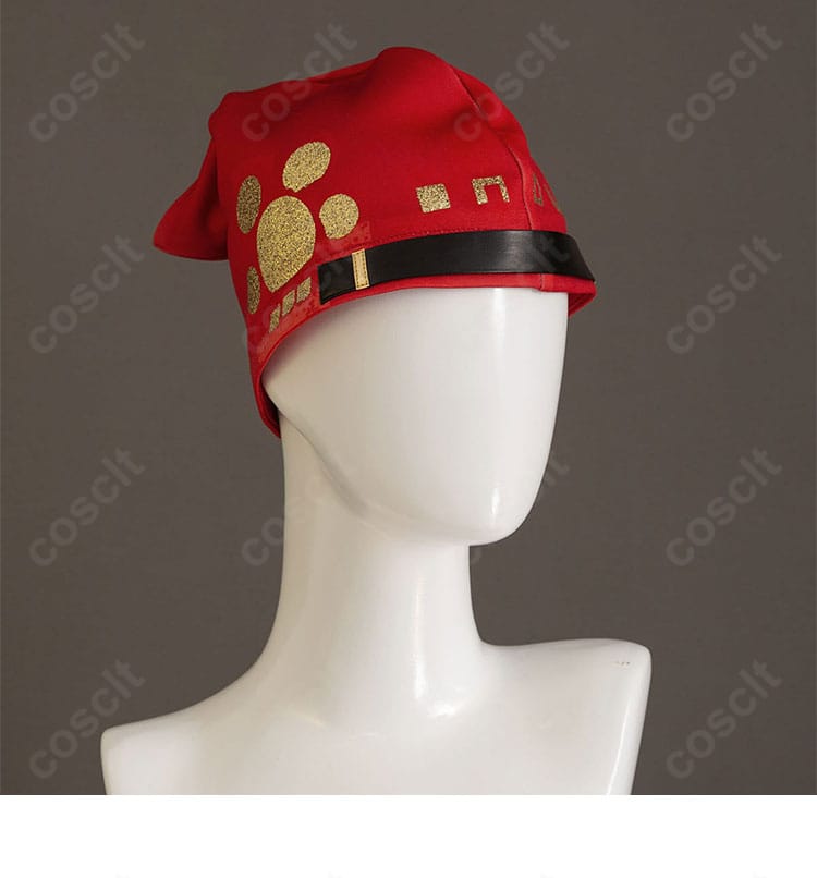 帽子の近接。つばの形状とロゴ風意匠が全体コーデに統一感を与える。