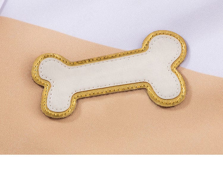 右前胸の小アイコン装飾の近接。キャラクター性を示すアクセントとして効果的。