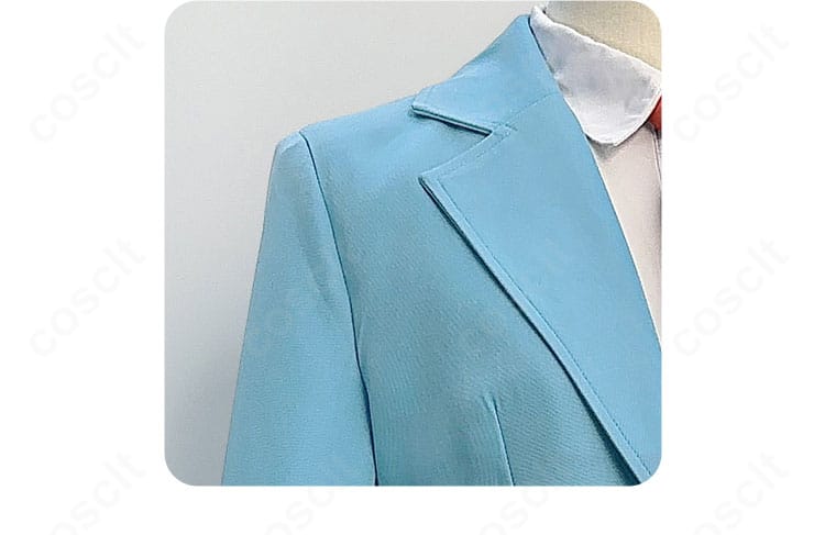 襟周りのシンプルな装飾。清潔感のあるデザイン