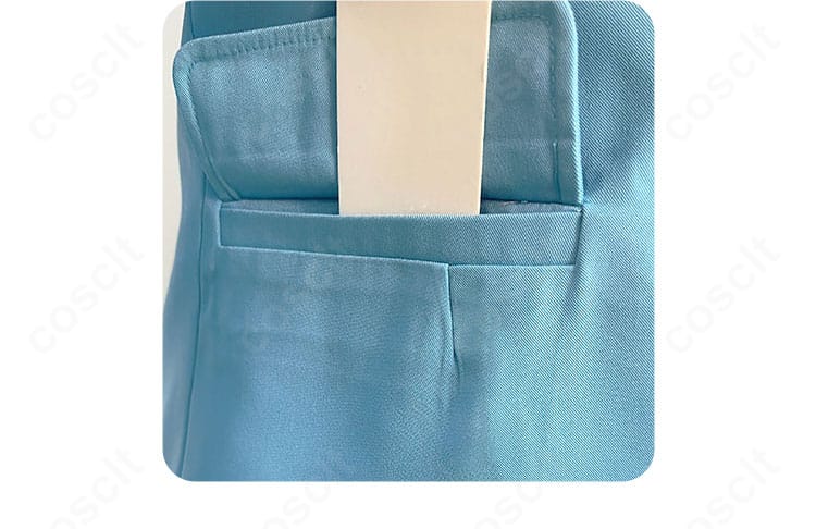 ブレザーのポケットディテール。フラップの形と縫製