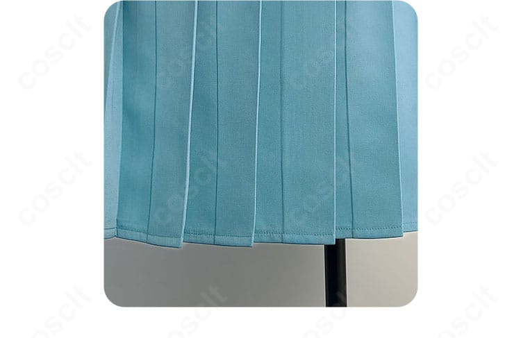 スカート部分のフレア形状ディテール。裾の広がりが美しい