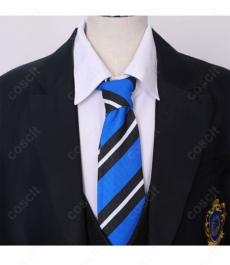 シエル・ファントムハイヴ 寄宿学校編の襟元とボウタイ風装飾のディテール。礼装感を高める上品な仕立て。