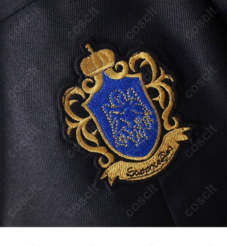シエル・ファントムハイヴ コスプレ衣装の胸元徽章装飾ディテール。学園らしい象徴モチーフを精緻に再現。