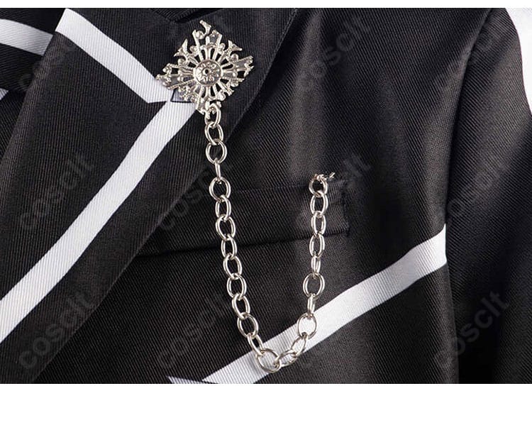 錐生零コスプレの前胸ディテール。胸元の装飾とラインの美しさを強調したクローズアップ。