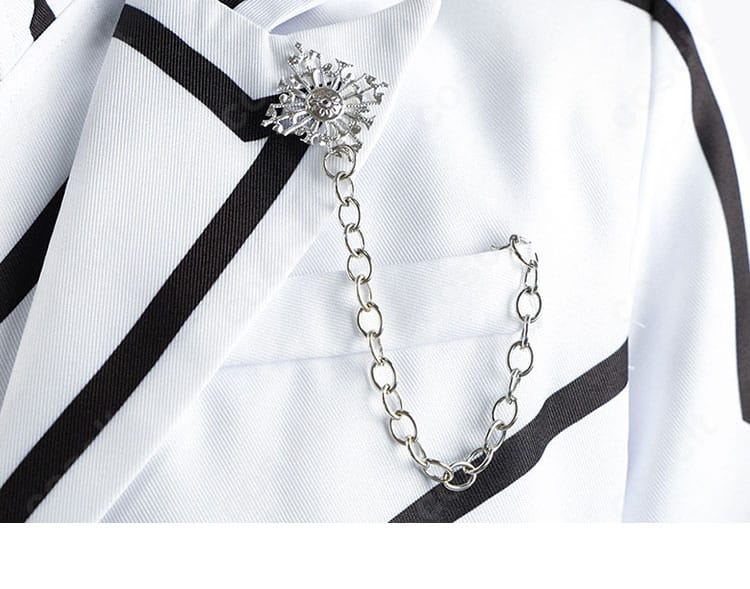 『ヴァンパイア騎士』玖蘭枢 コスプレ衣装の襟・胸元・ポケット周り。黒ラインの配色と縫製の丁寧さを示す拡大画像。